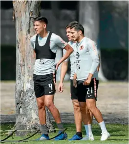  ??  ?? Los jugadores de América entrenan a la espera de que arranque el campeonato.