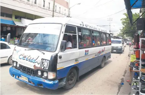  ?? FOTO: MELVIN CUBAS ?? UNIDADES. Al menos el 50% de las 1,500 unidades de transporte que hay en la ciudad están obsoletas.