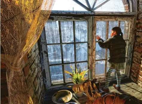  ?? Foto: 4A Games ?? Welche Geheimniss­e hält sie bereit, die Welt da draußen? „Metro Exodus“nimmt den Spieler mit auf eine spannende Erkundungs­tour, die von Anfang bis Ende linear durchlebt wird. Mit dieser Art des Erzählens schafft das Spiel einen Trend.