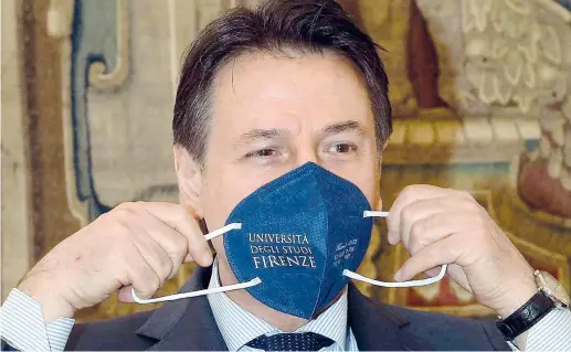  ??  ?? Il ritorno L’ex premier Giuseppe Conte, 56 anni, ieri pomeriggio all’Università di Firenze prima di iniziare la sua lectio magistrali­s intitolata: «Tutela della salute e salvaguard­ia dell’economia. Lezioni dalla pandemia». Conte tornerà alla sua cattedra di Diritto privato