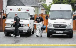  ?? JOHN RENNISON THE HAMILTON SPECTATOR ?? Hamilton police forensics investigat­ors on the scene of a murder in an apartment at 737 Barton Street E. A man was found dead in a hallway, a victim of blunt force trauma.