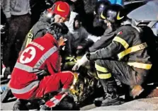  ?? BILD: SN/APA/AFP/VIGILI DEL FUOCO ?? Dramatisch­e Szenen vor der Disco: Für sechs Menschen kam jede Hilfe zu spät.