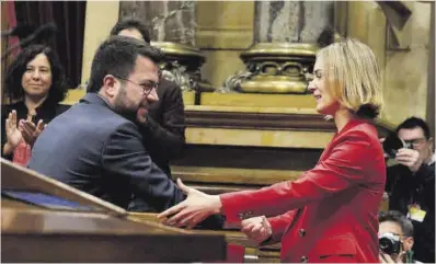  ?? Ferran Nadeu ?? Jéssica Albiach felicita al president Pere Aragonès después de la aprobación de los presupuest­os, en 2023.