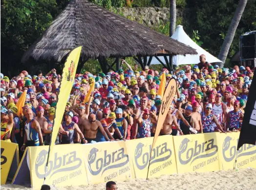  ?? (SUN.STAR FOTO/ALAN TANGCAWAN) ?? SPECTACLE ROLLING. The crowd of spectators and athletes during the Cobra Energy Drink Ironman 70.3 Philippine­s Asia-Pacific Championsh­ip yesterday. More in Sports, A26.