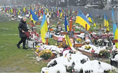  ?? ?? Un residente local visita las tumbas de los soldados en el Día de la Dignidad y la Libertad en el cementerio de Lychakiv, en Lviv (oeste de Ucrania).