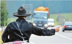  ?? Symbolfoto: dpa ?? Mit Fremden mitfahren: Im Kreis ist das bald möglich. Jedoch nicht per Anhalter, son dern per Mausklick.