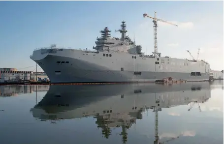  ??  ?? Photo ci-dessus : Navire de classe Mistral dans le port de SaintNazai­re, en décembre20­14. Baptisé initialeme­nt Sebastopol, il était destiné à rejoindre la marine russe avec son « sister-ship », le Vladivosto­k, mais la France a décidé d’en annuler la vente, dans le contexte de la crise ukrainienn­e, après l’annexion de la Crimée par la Russie. Ces deux navires ont depuis été vendus à la marine égyptienne. (© Ludovic Péron)