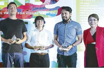  ??  ?? Shangri-La Plaza Mall executive vice president Lala Fojas (right) with the three winners of the Fernando Zobel Prizes for Visual Arts: Frank Callaghan, Silverlens Gallery’s Isa Lorenzo representi­ng Pio Abad, and Ryan Villamael