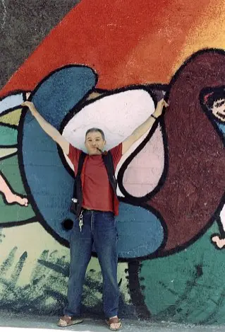  ?? ?? Artista Felice Pignataro con sullo sfondo un suo murale a Scampia