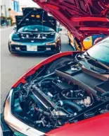  ??  ?? Above: Our man Ingram (on the right) chats to Advance proprietor Masa and early NSX owner Blake.
Left: Not much front luggage space with either car. Below: Beautifull­y clear dials of early NSX