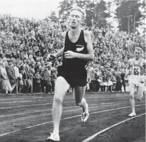  ?? ?? Murray Halberg sets a world record, 2 miles in 8m 30s, at an internatio­nal track and field meeting in Finland in July 1961. Sir Arthur Porritt, bronze medal winner in the Olympic 100m at Paris in 1924, congratula­tes Halberg on his 5000m gold medal in Rome.