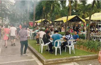  ?? FOTO FROM TINDA LOCALE’S FACEBOOK PAGE ?? TINDA LOCALE, an outdoor food and retail market at the Linear Park of Cebu Business Park, aims to become a destinatio­n for both locals and tourists. Entreprene­urs just starting out can showcase their food and shopping treats at an outdoor market at the...