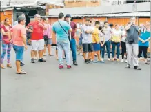  ??  ?? Los vendedores de celulares del Mercado Nº 4 bloquearon ayer la calle Pettirossi en protesta por confiscaci­ones.