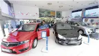  ??  ?? PENGUNJUNG Khairul Anuar Ahmad melihat Proton Preve di pusat jualan Proton di Jalan Pahang, Setapak semalam. — Gambar Bernama