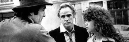  ?? Associated Press ?? Bernardo Bertolucci dirige os atores Marlon Brando e Maria Schneider em ‘O Último Tango em Paris’ (1972)