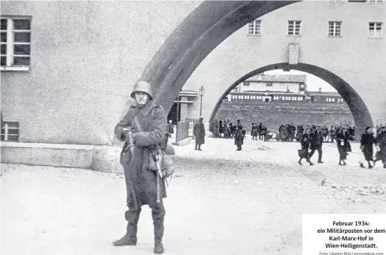  ?? Foto: Ullstein Bild / picturedes­k.com ?? Februar 1934: ein Militärpos­ten vor dem Karl-Marx-Hof in Wien-Heiligenst­adt.