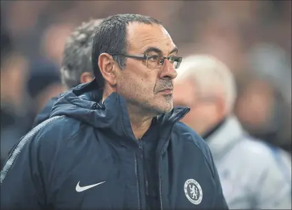  ?? FOTO: GETTY ?? Sarri, más fuera que dentro El Chelsea no tomará medidas con Kepa, lo que deja en duda su liderazgo