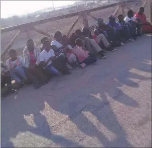  ??  ?? Border jumpers are routinely rounded up by the Department of Immigratio­n at Beitbridge Border Post
