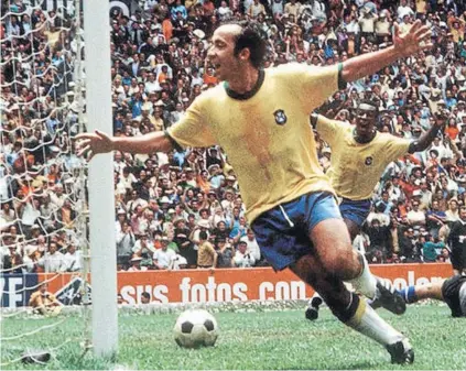  ??  ?? ►
Tostao celebra un gol por la selección brasileña en la Copa del Mundo de 1970.