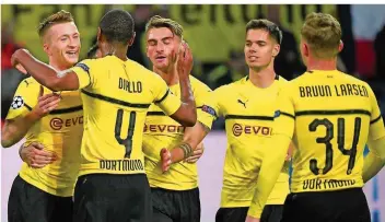  ?? FOTO: FASSBENDER/AFP ?? Jubel, Trubel, Heiterkeit: Bei Borussia Dortmund stimmt derzeit die Mischung aus erfahrenen Spielern wie Marco Reus (links) und Toptalente­n wie Jadon Sancho oder Jacob Bruun Larsen (rechts).