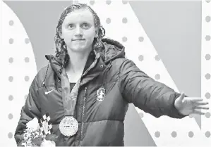  ?? — Gambar AFP ?? LEDECKY gembira ketika upacara penyampaia­n pingat di Indianapol­is, Amerika Syarikat kelmarin.