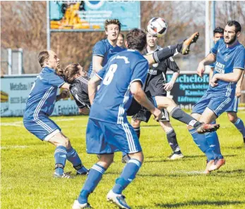  ?? FOTO: ROLF SCHULTES ?? Auch mit einem teilweise spektakulä­ren Jakob Schuschkew­itz (Mitte, beim Fallrückzi­eher) steht der SV Haisterkir­ch kurz vor dem Abstieg in die Kreisliga A.