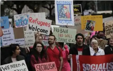  ?? FOTO AFP ?? Het inreisverb­od blijft forse protesten teweegbren­gen, zoals zaterdag in Houston.