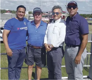  ?? FUENTE EXTERNA ?? Mandy González, centro, junto al gerente del Autódromo Marcos Pichardo; José Liz, presidente de la Federación Dominicana de Automovili­smo y Diego Campos, durante una reciente visita de inspección a las instalacio­nes del parque de velocidad.