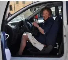 ?? FOTO: JULIUS MÜLLERMEIN­INGEN ?? Candida Uderzo (100) fährt noch ohne Sehhilfe Auto – gerade ist ihr Führersche­in um zwei Jahre verlängert worden.