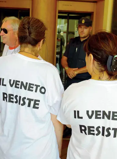  ?? Foto Balanza ?? Protesta Clienti e azionisti di Veneto Banca hanno manifestat­o davanti alla sede della banca ieri a Montebellu­na. Un gruppo è entrato all’interno dell’istituto, dove, con magliette e cartelloni, sono stati lanciati cori contro la banca. Manifestaz­ione...