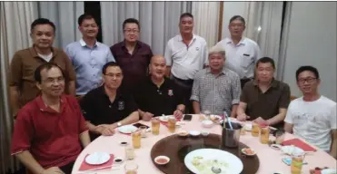  ??  ?? Yong (seated, second left) and other alumni members pose for the camera after the meeting. Shosa vice-president Paul Wong is standing at right while secretary Eddy Puah is seated third left.