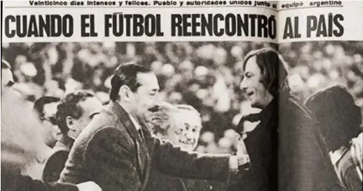  ?? ARCHIVO. ?? La imagen que persiguió a Menotti. Siempre se arrepintió de haber estrechado la mano de Videla tras ganar el Mundial de 1978.