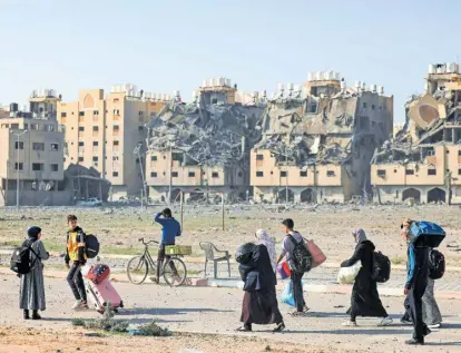  ?? Mahmud Hams //// APA / AFP / ?? Bewohner der Stadt Chan Junis im Süden des Gazastreif­ens verlassen ihre Wohnungen.