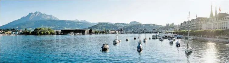  ?? BILD: SN/SWITZERLAN­D TOURISM/BUEHLER ?? Luzern schmiegt sich an den Vierwaldst­ättersee, der 114 Quadratkil­ometer groß und bis 214 Meter tief ist. Links erhebt sich der Pilatus, der Hausberg der Luzerner.