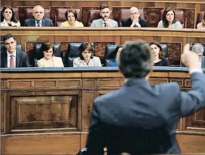  ?? EMILIA GUTIÉRREZ ?? El portavoz popular, Rafael Hernando, en el primer control del Congreso al Gobierno de Pedro Sánchez