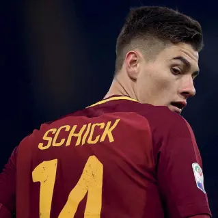  ??  ?? Talentuoso Patrik Schick, 21 anni, attaccante della Roma e della Repubblica Ceca