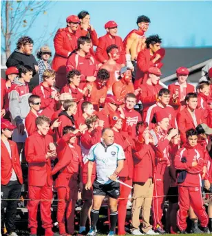  ?? ?? Assistant ref Marty Hantz foreground­s the sea of Lindisfarn­e College supporters.