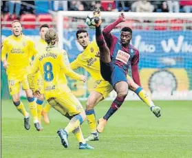  ?? FOTO: EFE ?? Pape Diop cayó lesionado de gravedad: podría tener dañado el ligamento de la rodilla