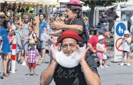  ?? FOTOS: HARALD RUPPERT ?? Was wäre das Kulturufer ohne Straßenkün­stler? In diesem Jahr werden neue Strukturen erprobt.