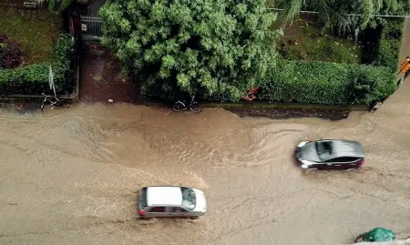  ??  ?? La strada allagata dopo il temporale di ieri tra villa Spada e villa Belli a Bologna