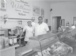  ?? Foto: Michael Trampert ?? Lesley Zeising und Kai Kettering hinter ihrer Theke in der Fleischere­i Marktplatz.