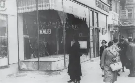  ?? FOTO: TT-AP ?? En man betraktar en butik som vandaliser­ats under Kristallna­tten mellan den 9 och 10 november 1938, då nazisterna attackerad­e judar runt om i hela Tyskland.