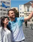  ?? Foto: Ina Kresse ?? Stefanie Hein wollte unbedingt ein Selfie mit Michael Rauscher.