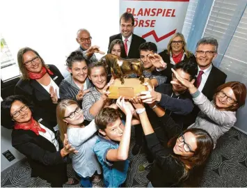  ?? Foto: Bernhard Weizenegge­r ?? Alle wollen den Wanderpoka­l des Planspiels Börse der Sparkasse Günzburg Krumbach gewinnen. Am 26. September geht es los: 50 000 Euro fiktives Startkapit­al gilt es, innerhalb von zehn Wochen unter realen Bedingunge­n an der Börse zu vermehren. Am 36. Börsenspie­l nehmen auch Gruppen aus Frankreich, Italien, Luxemburg und Schweden teil.