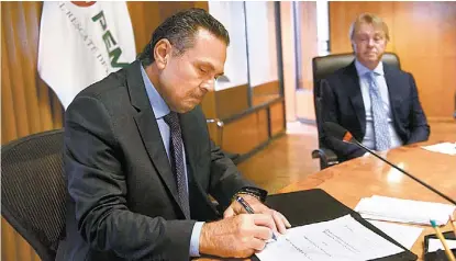  ?? ESPECIAL ?? Octavio Romero, director de la empresa productiva del Estado, firmó el contrato.