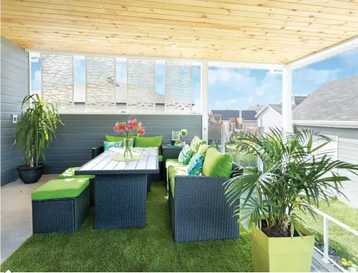  ??  ?? Tapis en faux gazon, végétaux, coussins et pot vert lime : voilà qui rend l'espace terrasse plus hospitalie­r et agréable à vivre encore !