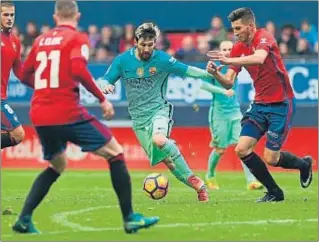  ?? CESAR MANSO / AFP ?? Lionel Messi protegint la pilota davant la pressió rival dissabte a Pamplona