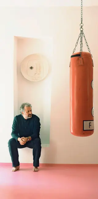  ??  ?? Protagonis­ta Sopra Gianluca Peluffo nel suo studio (l’ex Lucio Fontana, ad Albissola) foto: Ernesto Caviola