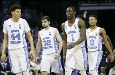  ?? MARK HUMPHREY — THE ASSOCIATED PRESS ?? North Carolina players celebrate in the closing moments of Friday’s South Regional semifinal against Butler on Friday.