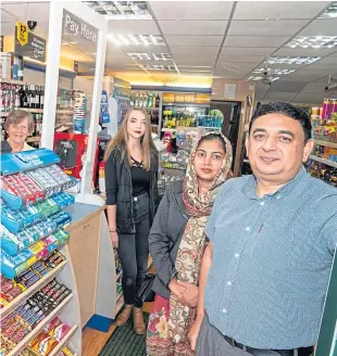  ??  ?? Irfan Asghar with his wife Tanzeela and staff June Allan and Alana Ferns.